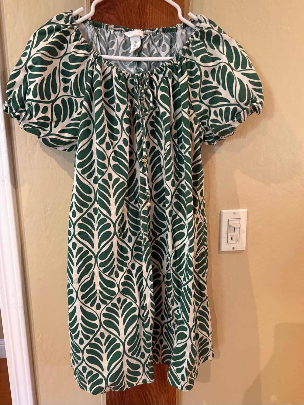 🌿 H&M Green Tropical Print Puff Sleeve Dress – Size Medium 🌿